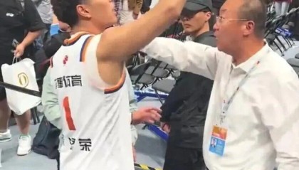 爱游戏app下载-让李添荣和黄荣奇击个掌，天塌不下来